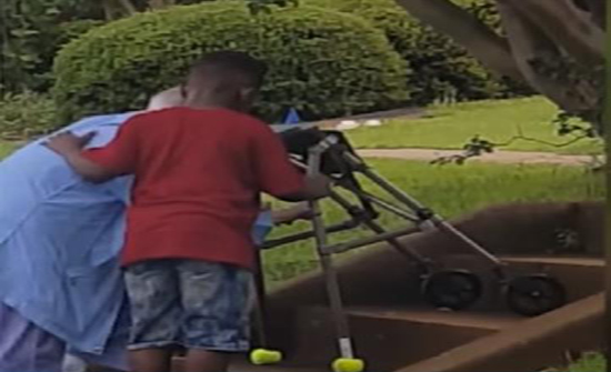 بالفيديو: طفل أمريكي يعطل المرور ليساعد مسنة على صعود السلالم