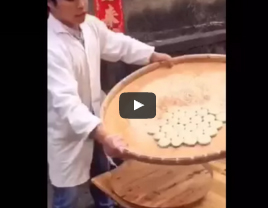 شاهد.. خباز يستعرض مهاراته في استخدام "الغربال"