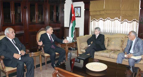وزير الصحة يبحث اوجه التعاون الصحي مع السفير الروماني وزير الصحة يبحث اوجه التعاون الصحي مع السفير الروماني