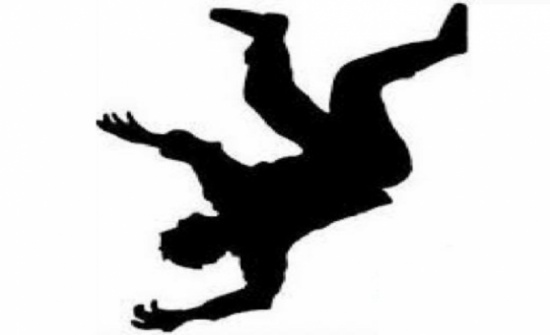 اصيب بكسور في الجمجمة ... وفاة اربعيني سقط عن سطح منزله بالطفيلة