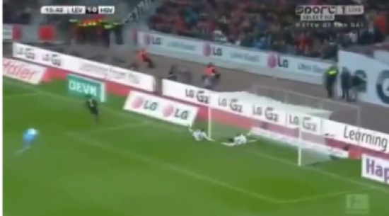 ضحى بنفسه لـينقذ هدفاً !