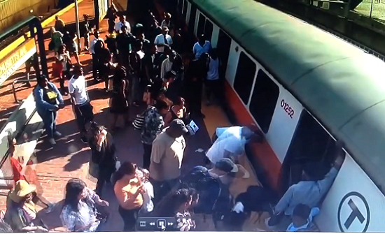 بالفيديو : لحظة إنقاذ امرأة سقطت من القطار