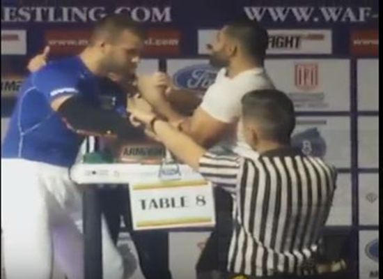 فيديو: طالب مصري يسحق منافسه الإسرائيلي في مصارعة الذراعين