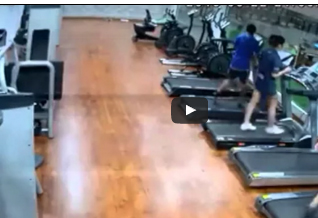 شاهد.. ماذا حدث لشاب أراد الاستعراض أمام فتاة حسناء؟