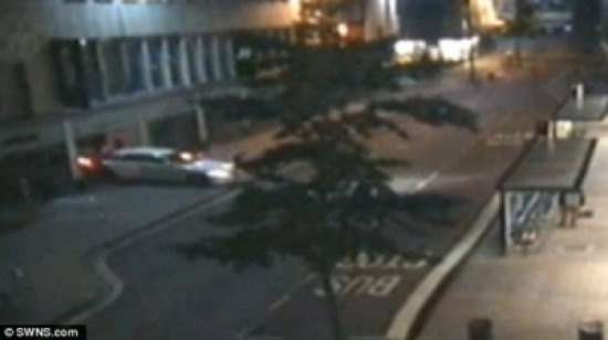 شاهد.. لصوص يقتحمون المتجر الخطأ بسيارتهم في بريطانيا