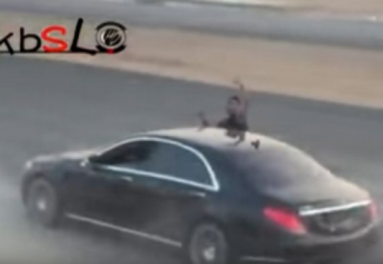 شاهد: مفحط بصحبة فتاتين يستعرض وسط حشد كبير من المتجمهرين