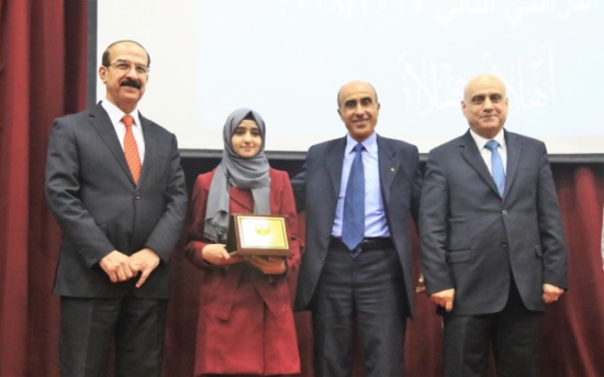 جامعة الزرقاء تكرم طلبتها المتفوقين