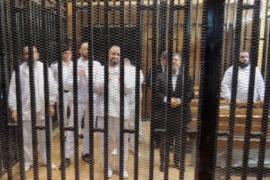مرسي يصف محاكمته بالمهزلة .. والقاضي يهدد بتحرك دعوى " اهانة القضاء " مرسي يصف محاكمته بالمهزلة .. والقاضي يهدد بتحرك دعوى " اهانة القضاء "
