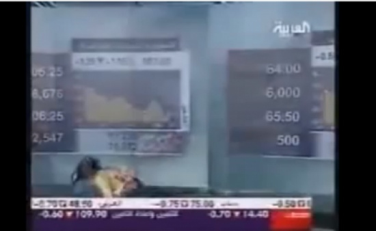 مذيعة " العربية " تسقط اثناء النشرة