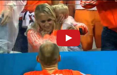 ابن "روبين" ينهار باكيا بعد خسارة منتخب هولندا