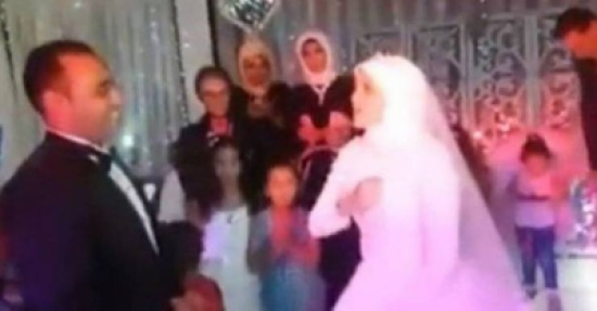 فيديو| لن تتوقعوا ما فعلته هذه الشابة لعريسها '' الاصم '' في ليلة زفافهما!