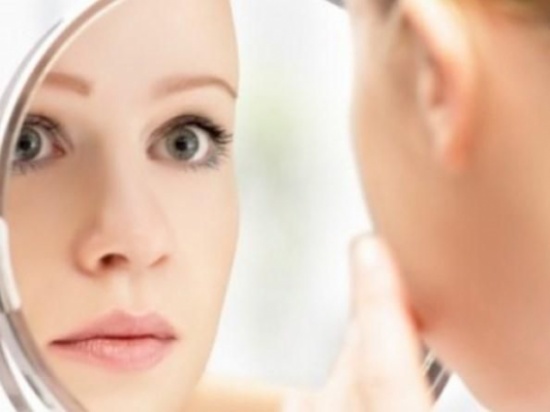 وجهك متورّم ومنتفخ؟.. إليكِ الأسباب والحلول