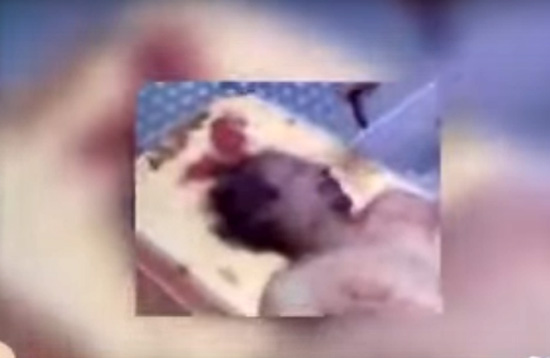 بالفيديو : شاهدوا مقطع مسرب لأول مرة لعملية نقل جثة القذافي ومكان دفنه