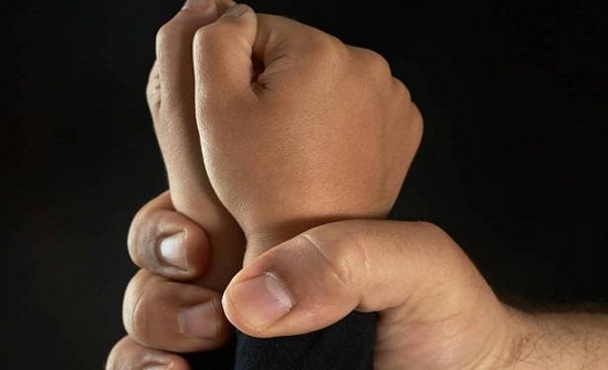 ضربتها بالعصي لانها لا تأكل ... القبض على والدة الطفلة المتوفاة بسبب التعنيف في عمان