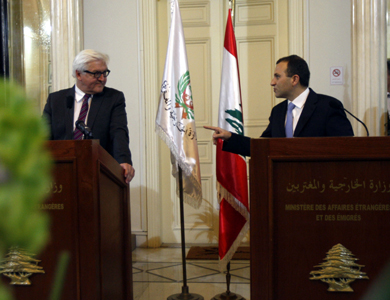 وزير الخارجية اللبناني يحذر من انهيار بلاده جراء تزايد تدفق اللاجئين السوريين وزير الخارجية اللبناني يحذر من انهيار بلاده جراء تزايد تدفق اللاجئين السوريين