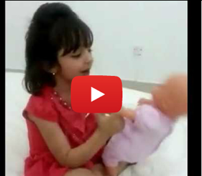 طفلة هوايتها التقليد