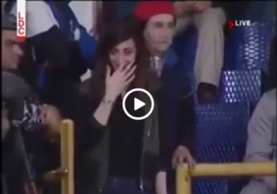 بالفيديو.. لبناني يطلب يد حيبيته خلال مباراة مباشرة عن الهواء بالفيديو.. لبناني يطلب يد حيبيته خلال مباراة مباشرة عن الهواء