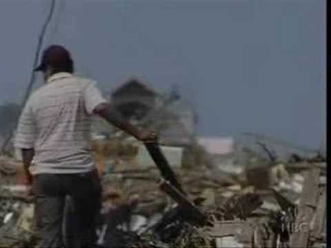 شاهد المسجد الذي تدمر كل شئ حوله وبقى صامداً