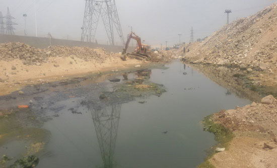 البدء بتجريف سيل وادي الضليل بالزرقاء البدء بتجريف سيل وادي الضليل بالزرقاء