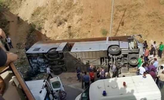 10 إصابات بحادث تدهور حافلة ركاب في عجلون