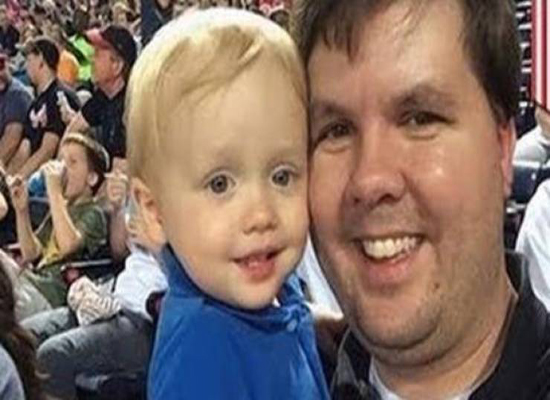 أب يترك ابنه 7 ساعات يختنق بالسيارة!