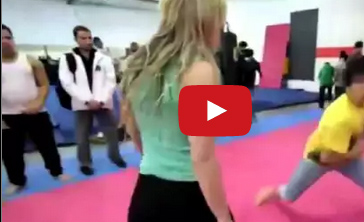 شاهد.. اقوى فتاة دافعت عن نفسها امام 8 اشخاص