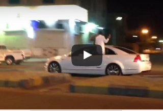 بالفيديو.. شباب يثيرون الفوضى ويعطلون حركة المرور بالسعودية