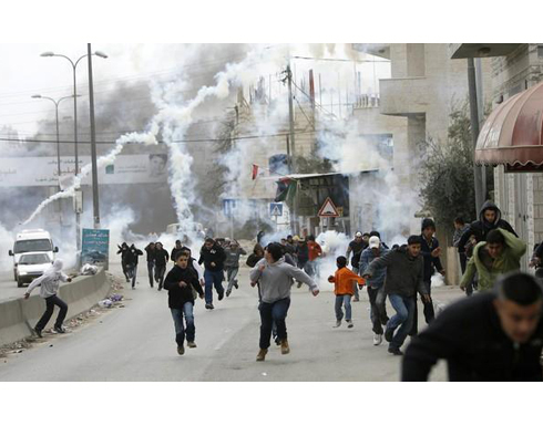 الجيش الإسرائيلي يستخدم قاذفة غاز جديدة لقمع الانتفاضة الجيش الإسرائيلي يستخدم قاذفة غاز جديدة لقمع الانتفاضة