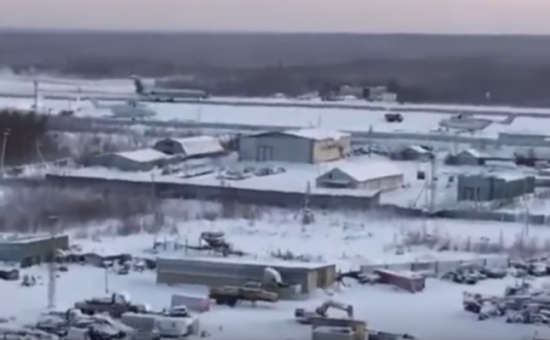 فيديو| طيار يهبط بطائرة بعد إنفجار محركها