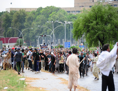 انقطاع بث التلفزيون الباكستاني الحكومي بعد اقتحام محتجين للمبنى