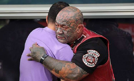 بشاعة الهجوم الإرهابي تحرك حتى العصابات لحماية مساجد نيوزيلندا