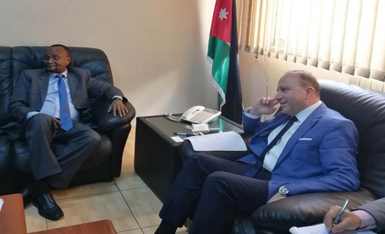 مدير عام دائرة الشؤون الفلسطينية يلتقي مسؤولا في "الاونروا"