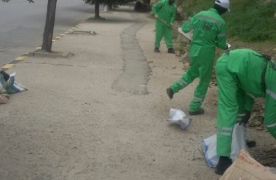 "الامانة" تواصل حملات تعشيب الجُزُر الوسطية وسفوح الجبال