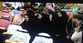 بالفيديو:عضوة بمجلس الشورى السعودي تقبل الملك سلمان أثناء المبايعة بالفيديو:عضوة بمجلس الشورى السعودي تقبل الملك سلمان أثناء المبايعة