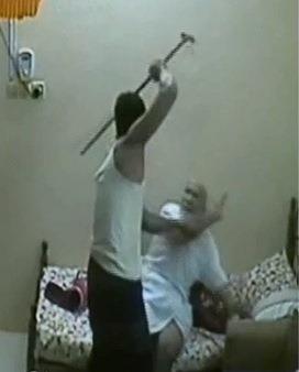 مسن يتعرض للصفع والضرب من قبل خادمه!