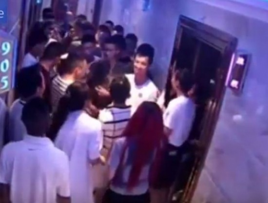 فيديو: 20 شاباً ينهالون بالضرب على نادل بالصين فيديو: 20 شاباً ينهالون بالضرب على نادل بالصين