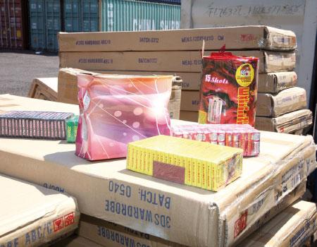 الأمن العام يوزع طرود خيرية في الطفيلة