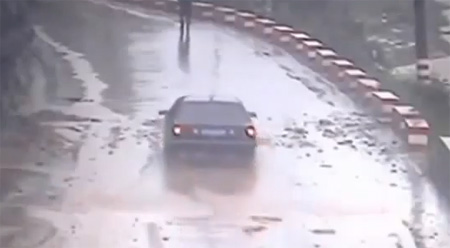 انهيار جبلي فوق سيارة في الصين