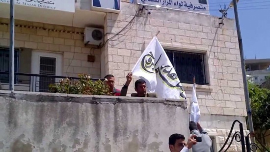 التجار والحرفيون في المزار الجنوبي يحتجون على رفع رسوم النفايات التجار والحرفيون في المزار الجنوبي يحتجون على رفع رسوم النفايات