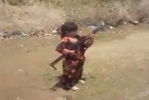 يدرّب طفلته على استخدام الكلاشينكوف !