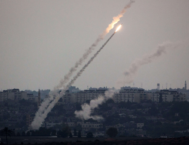 كتائب القسام تقصف “اسدود” بثمانية صواريخ غراد