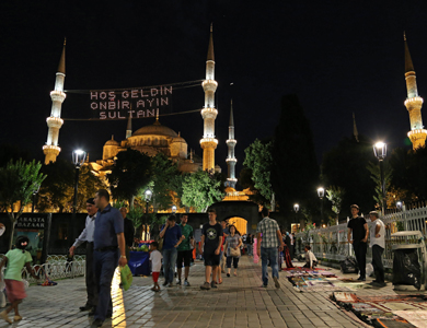 مسلمو تركيا يؤدون صلاة تراويح أول ليلة من رمضان مسلمو تركيا يؤدون صلاة تراويح أول ليلة من رمضان