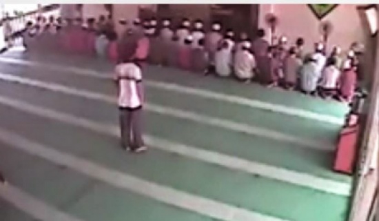 بالفيديو : لص يسرق صندوق تبرعات مسجد مستغلًا انشغال المصلين