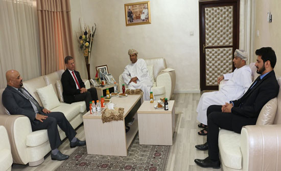 بحث تعزيز التعاون المشترك بين " الشرق الأوسط" والمؤسسات الأكاديمية العمانية