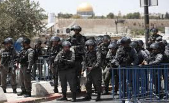 الاحتلال يخطر عائلة فلسطينية بهدم منزلها في مخيم الامعري