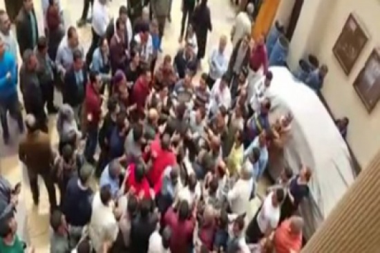 شاهد: مصريون يعتدون بالضرب على مدير أمن طنطا ويحمِّلونه مسؤولية هجوم الكنيسة شاهد: مصريون يعتدون بالضرب على مدير أمن طنطا ويحمِّلونه مسؤولية هجوم الكنيسة