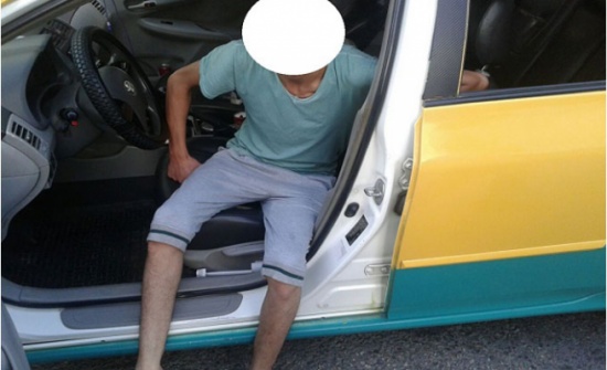 بالصور.. ضبط سائق تاكسي بهندام غير لائق ومركبة منتهية الصلاحية