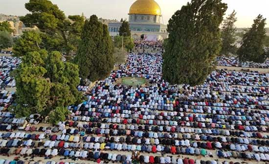60 ألف فلسطيني يؤدون صلاة الجمعة بالمسجد الاقصى 60 ألف فلسطيني يؤدون صلاة الجمعة بالمسجد الاقصى