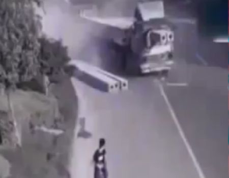 بالفيديو.. سائق شاحنة نجا من الموت بأعجوبة بالفيديو.. سائق شاحنة نجا من الموت بأعجوبة