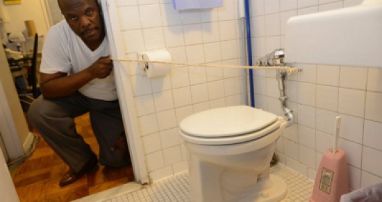 يتقدم بشكوى بعد إصابته بانفجار مرحاضه